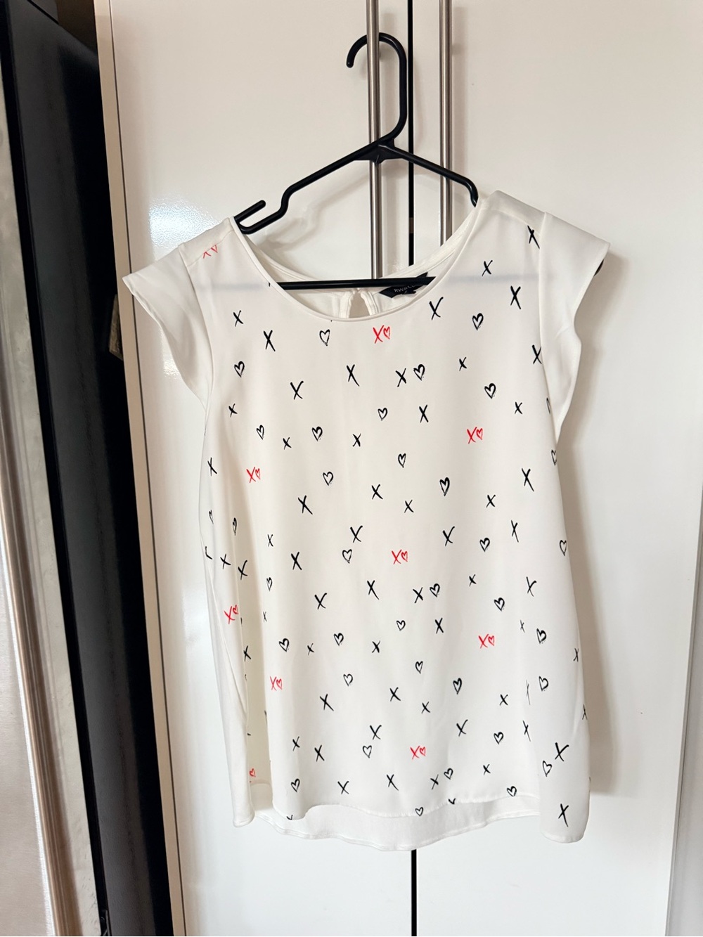 RW&CO. White Sleeveless Blouse with Black X and Red Accent Print Size M